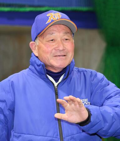 センバツ出場が決まり抱負を語る神戸国際大付・青木尚龍監督（撮影・立川洋一郎）