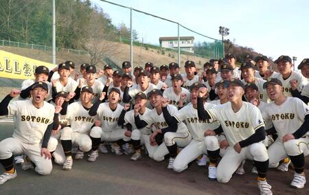 選抜出場が決まり、喜ぶ崇徳ナイン（撮影・北村雅宏）