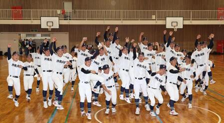 選抜出場に喜ぶ沖縄尚学ナイン（撮影・佐々木彰尚）