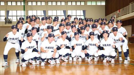 選抜出場に喜ぶ沖縄尚学ナイン（撮影・佐々木彰尚）
