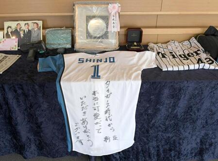 今成泰章さんの思い出の品の中に新庄剛志ビッグボスらお礼のメッセージが書かれたユニフォームも飾られていた＝富士見市・しののめの里