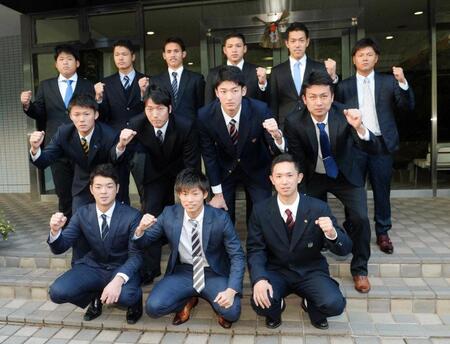 活躍を誓うオリックスの新人選手（前列左から）黒木、山岡、岡崎（中列左から）山本、小林、山崎、飯田（後列左から）澤田、根本、張、榊原、神戸、坂本＝神戸市の青濤館（撮影・佐藤厚）