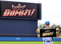 今季のチームスローガン「ＤＯＭＩれ！」を正式発表し、タオルを持ってポーズをとる清宮幸