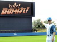 今季のチームスローガン「ＤＯＭＩれ！」を正式発表し、ロゴを指差す清宮幸