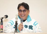 笑顔を見せる山梨学院・吉田洸二監督（撮影・石井剣太郎）