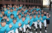 出場を決め喜ぶ山梨学院・檜垣瑠輝斗（前列左から４人目）ら山梨学院ナイン（撮影・石井剣太郎）