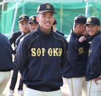 選抜出場が決まり、笑顔を見せる崇徳・徳丸凜空（中央）＝撮影・北村雅宏