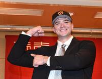 自慢のパワーを誇示するボビー・ダルベック（撮影・園田高夫）