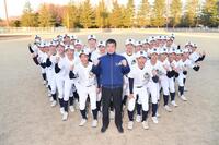 センバツ出場が決定しナインと共にガッツポーズを決め喜ぶ佐野日大・麦倉洋一監督（中央）＝撮影・開出牧