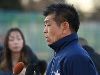 センバツ出場が決定し取材に応じる佐野日大・麦倉洋一監督＝撮影・開出牧