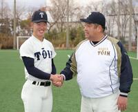 選抜出場が決まり、大阪桐蔭・西谷浩一監督（右）と握手をかわす大阪桐蔭・吉岡貫介（撮影・坂部計介）