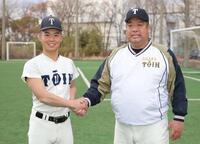 選抜出場が決まり、大阪桐蔭・西谷浩一監督（右）と握手をかわす大阪桐蔭・黒川虎雅主将（撮影・坂部計介）