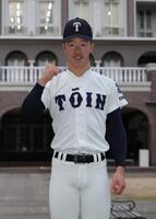 選抜出場が決まり、ポーズをとる大阪桐蔭・吉岡貫介（撮影・坂部計介）
