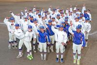 選抜高校野球大会への出場が決まり喜びを爆発させる神戸国際大付ナイン（撮影・立川洋一郎）