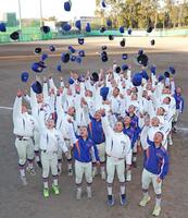 選抜高校野球大会への出場が決まり喜びを爆発させる神戸国際大付ナイン（撮影・立川洋一郎）