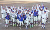 選抜高校野球大会への出場が決まり喜びを爆発させる神戸国際大付ナイン（撮影・立川洋一郎）
