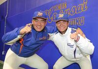 センバツ出場が決まり気合を入れる神戸国際大付・石原悠資郎（左）と神戸国際大付・宮田卓亜（撮影・立川洋一郎）