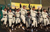 選抜出場が決まり、喜ぶ崇徳ナイン＝広島市西区の崇徳高校己斐上グラウンド（撮影・北村雅宏）