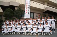 選抜出場に喜ぶ沖縄尚学ナイン（撮影・佐々木彰尚）