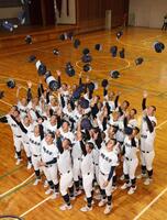 選抜出場に喜ぶ沖縄尚学ナイン（撮影・佐々木彰尚）