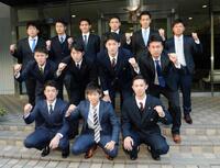 活躍を誓うオリックスの新人選手（前列左から）黒木、山岡、岡崎（中列左から）山本、小林、山崎、飯田（後列左から）澤田、根本、張、榊原、神戸、坂本＝神戸市の青濤館（撮影・佐藤厚）