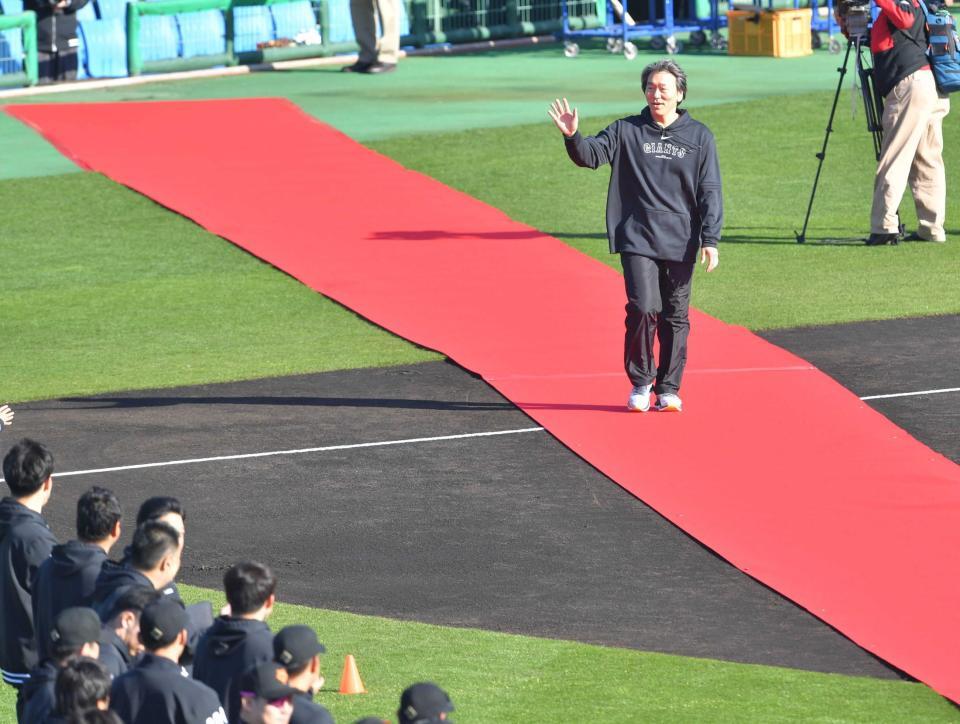 　レッドカーペットを歩いて登場する松井臨時コーチ＝２０２４年２月