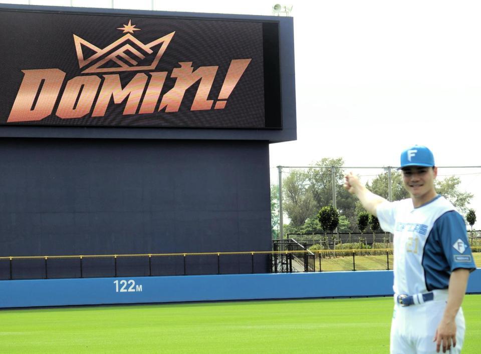 今季のチームスローガン「ＤＯＭＩれ！」を正式発表し、ロゴを指差す清宮幸