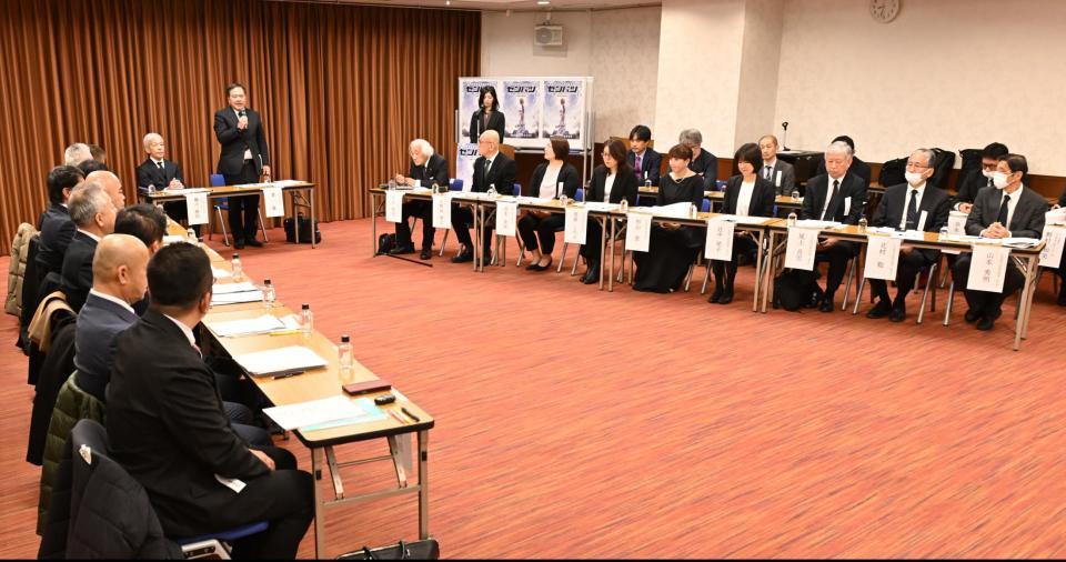 ２１世紀枠候補校・推薦理由説明会に出席する選考委員ら。奥はあいさつする日本高野連の宝馨会長（代表撮影）