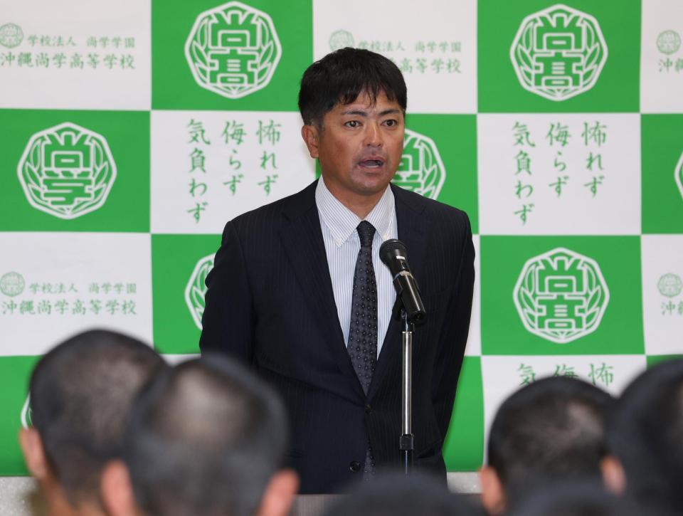 選抜決定にあいさつをする沖縄尚学・比嘉監督＝沖縄・那覇（撮影・佐々木彰尚）