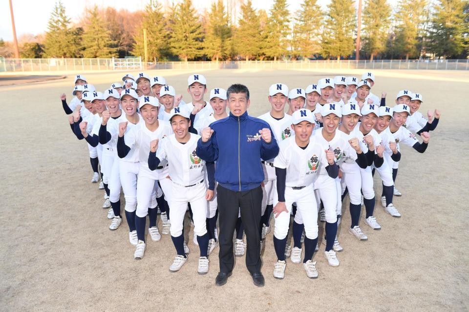 センバツ出場が決定しナインと共にガッツポーズを決め喜ぶ佐野日大・麦倉洋一監督（中央）＝撮影・開出牧