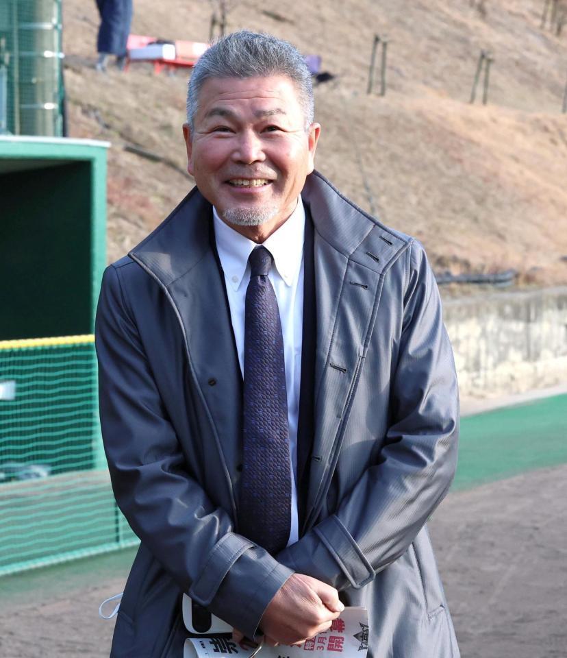 選抜出場が決まり、笑顔を見せる崇徳・山崎隆造総監督（撮影・北村雅宏）