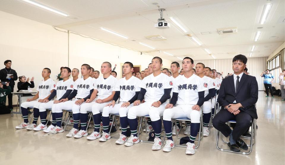 沖縄尚学ナインとともに選抜発表を聞く末吉良丞（前列右から３人目＝撮影・佐々木彰尚