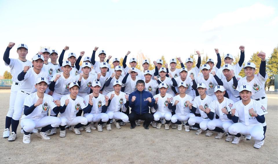 センバツ出場が決定しナインと共にガッツポーズを決め喜ぶ佐野日大・麦倉洋一監督（中央）＝撮影・開出牧