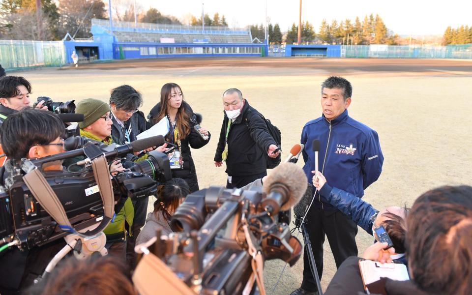 センバツ出場が決定し取材に応じる佐野日大・麦倉洋一監督（右）＝撮影・開出牧