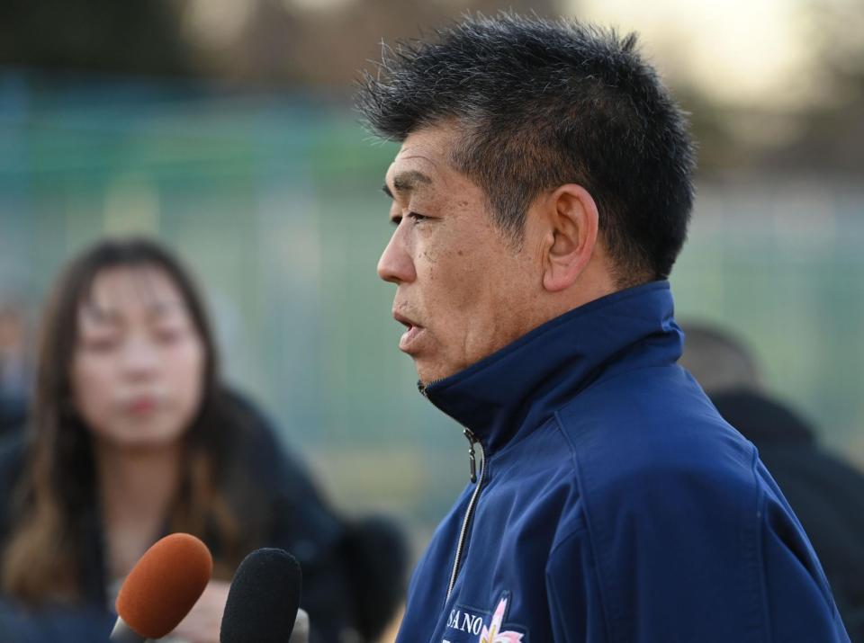 センバツ出場が決定し取材に応じる佐野日大・麦倉洋一監督＝撮影・開出牧