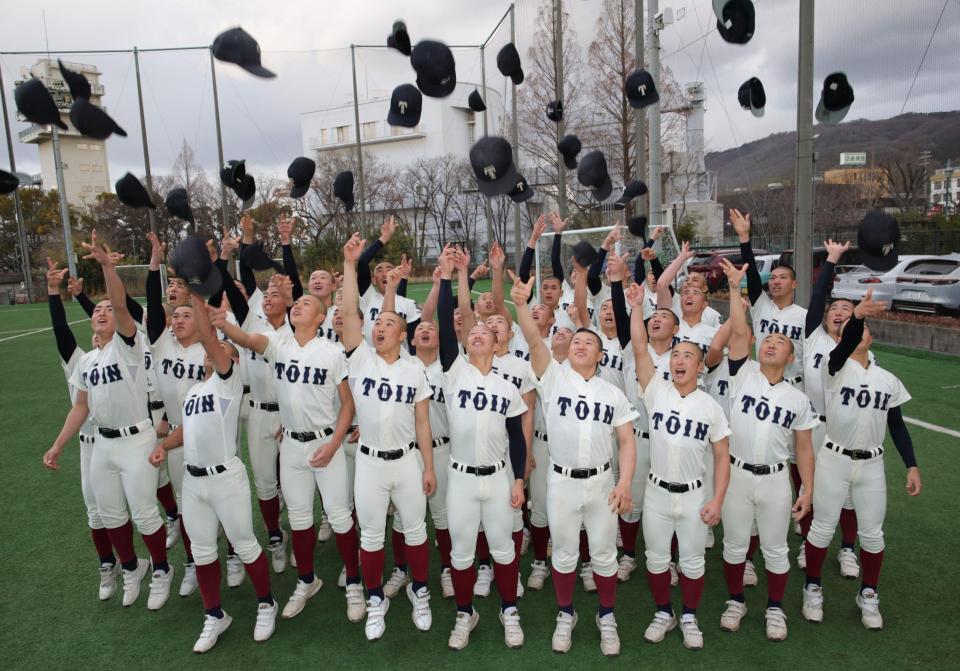 センバツ出場を決め、帽子を投げて喜ぶ大阪桐蔭ナイン（撮影・坂部計介）