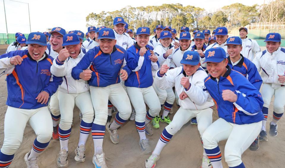 選抜高校野球大会への出場が決まり喜びを爆発させる神戸国際大付ナイン（撮影・立川洋一郎）