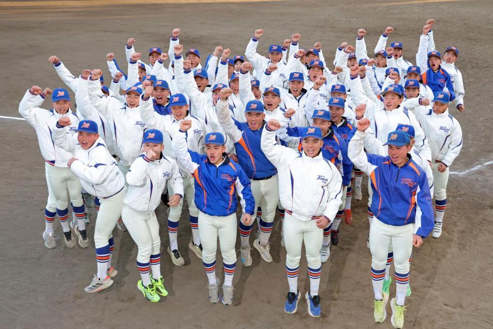 選抜高校野球大会への出場が決まり喜びを爆発させる神戸国際大付ナイン（撮影・立川洋一郎）