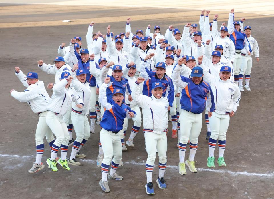 選抜高校野球大会への出場が決まり喜びを爆発させる神戸国際大付ナイン（撮影・立川洋一郎）