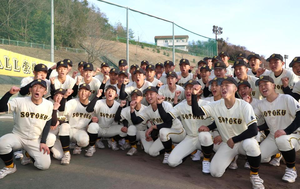 選抜出場が決まり、喜ぶ崇徳ナイン（撮影・北村雅宏）