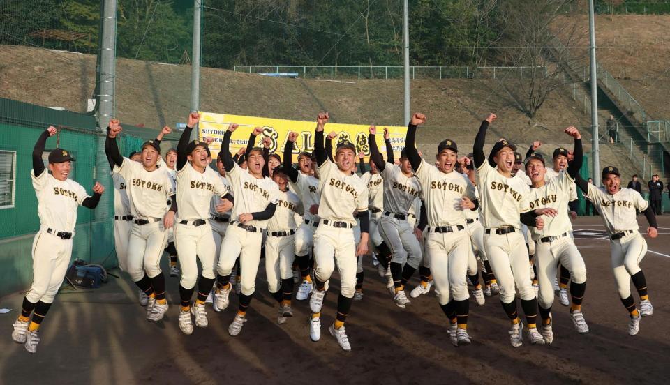 選抜出場が決まり、喜ぶ崇徳ナイン（撮影・北村雅宏）