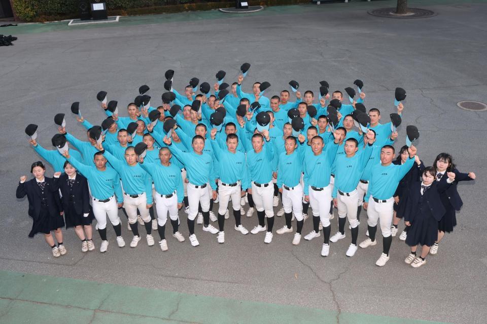 出場を決め喜ぶ山梨学院ナイン（撮影・石井剣太郎）