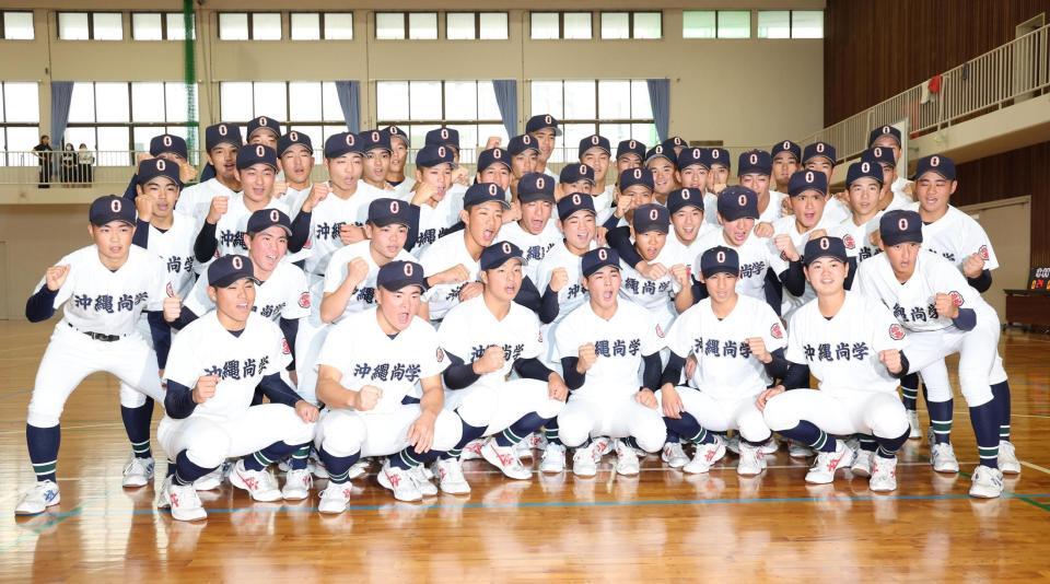 選抜出場に喜ぶ沖縄尚学ナイン（撮影・佐々木彰尚）