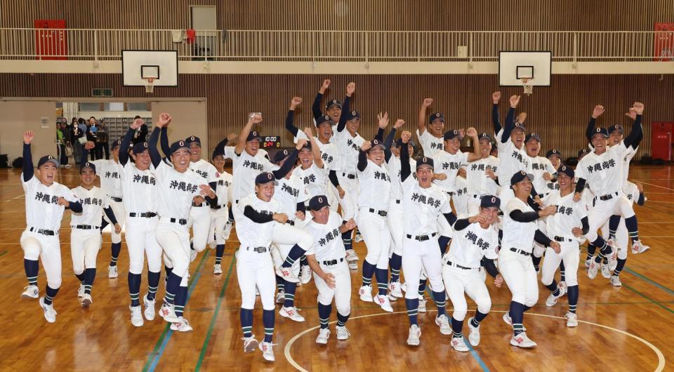 選抜出場に喜ぶ沖縄尚学ナイン（撮影・佐々木彰尚）