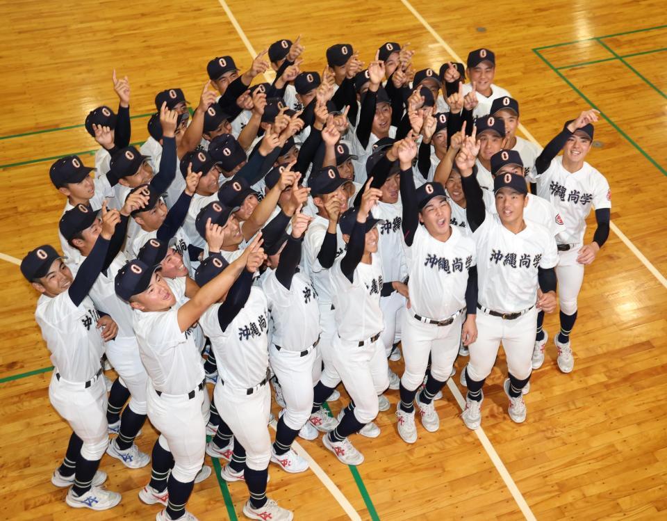 選抜出場に喜ぶ沖縄尚学ナイン＝沖縄・那覇（撮影・佐々木彰尚）