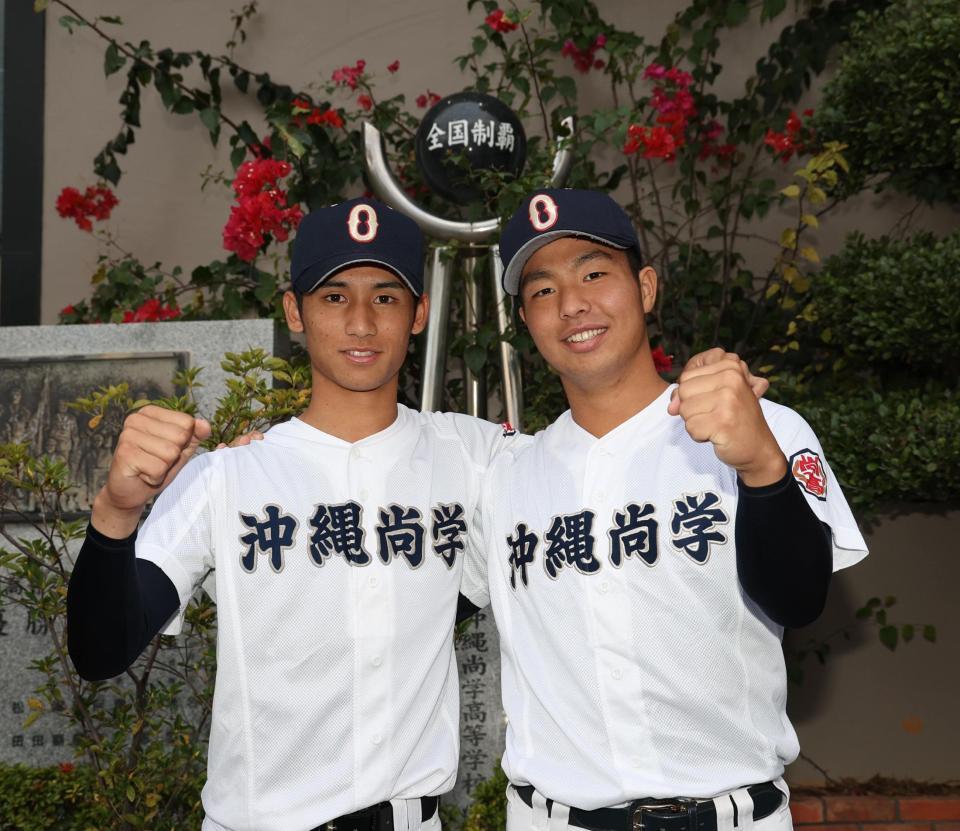 選抜出場を決めた沖縄尚学・新垣有絃（左）と末吉良丞（撮影・佐々木彰尚）
