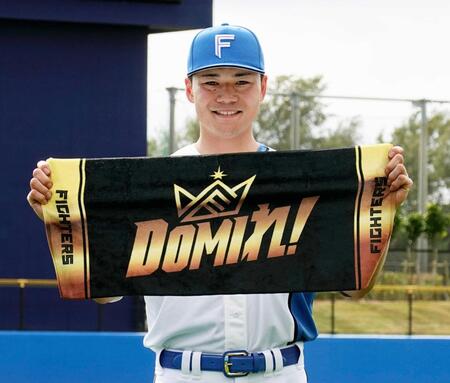 　日本ハムの今季のチームスローガンを発表した清宮幸