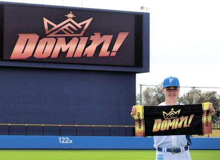 今季のチームスローガン「ＤＯＭＩれ！」を正式発表し、タオルを持ってポーズをとる清宮幸