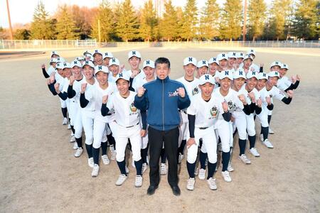 　センバツ出場が決定し、ナインと共にガッツポーズを決め喜ぶ佐野日大・麦倉監督（中央）＝撮影・開出牧