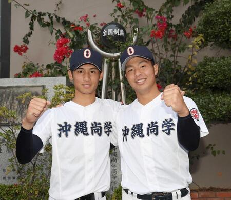 　ガッツポーズを決める沖縄尚学・新垣（左）と末吉（撮影・佐々木彰尚）
